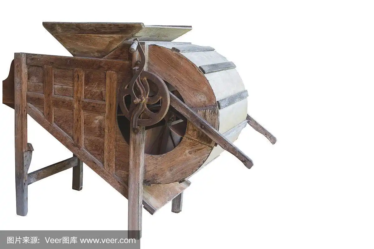 老旧生锈的脱粒机孤立在白色