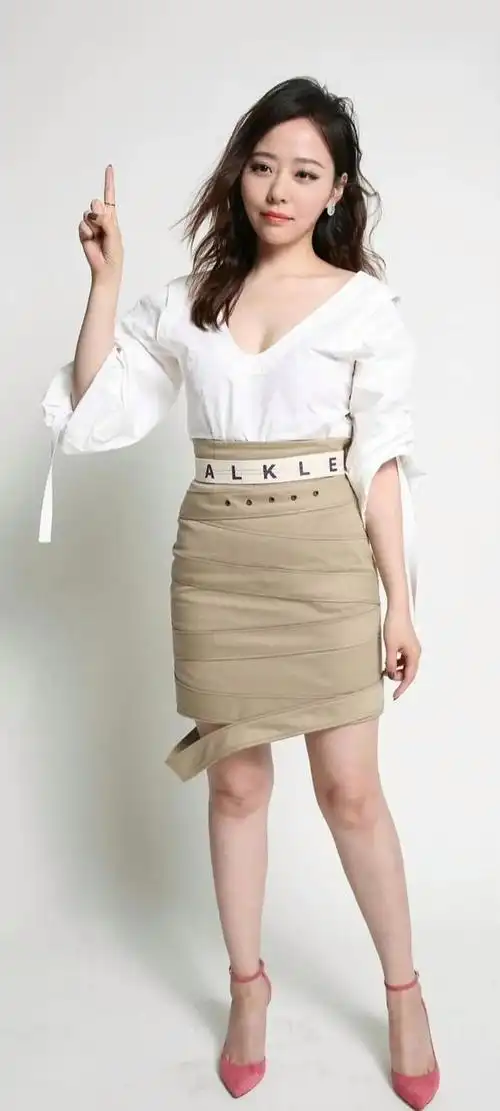 张靓颖气质短裙美丽迷人