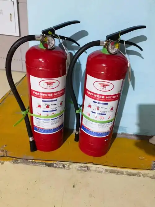 消防安全很重要,给仓库每个区域都配备上灭火器,温湿度计也实时监测