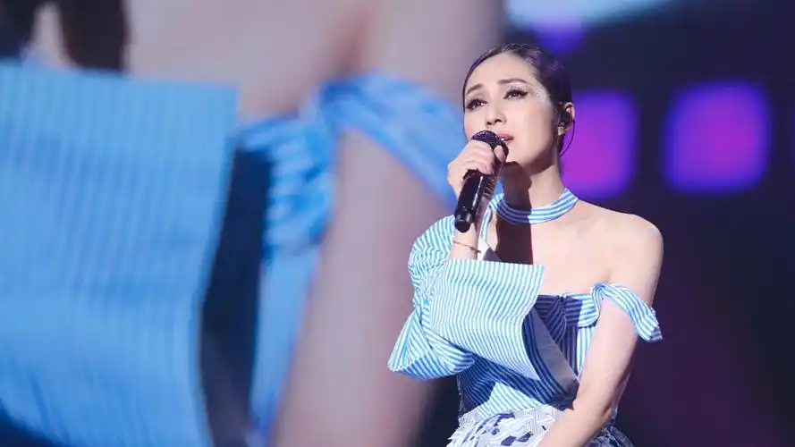 杨千嬅演唱会再现名场面,开场就被伴舞没收话筒,笑场后追着跑