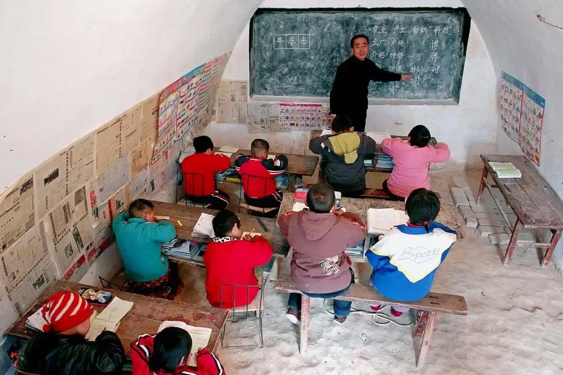 这所学校的教室是砖瓦房,但老师的办公室和学生宿舍都是土窑洞,2010年