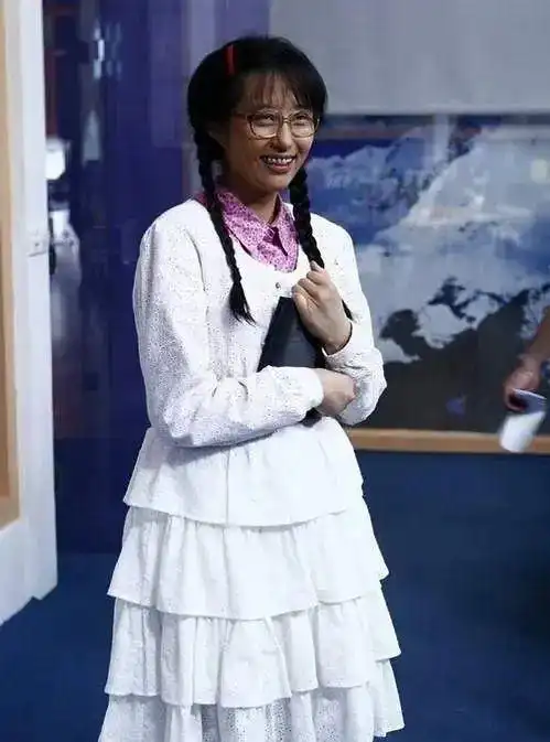 小时候追的狗血连续剧《丑女无敌》,里面的女主角林无敌因"丑"而出名