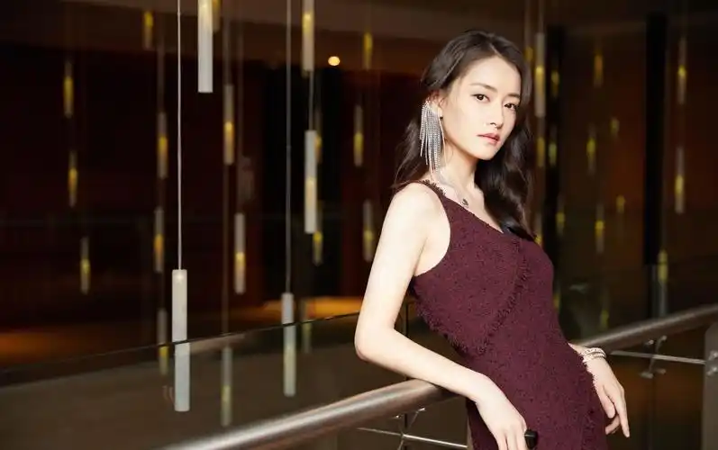 柴碧云忒瘦一袭酒红色连衣裙上身特潮范儿