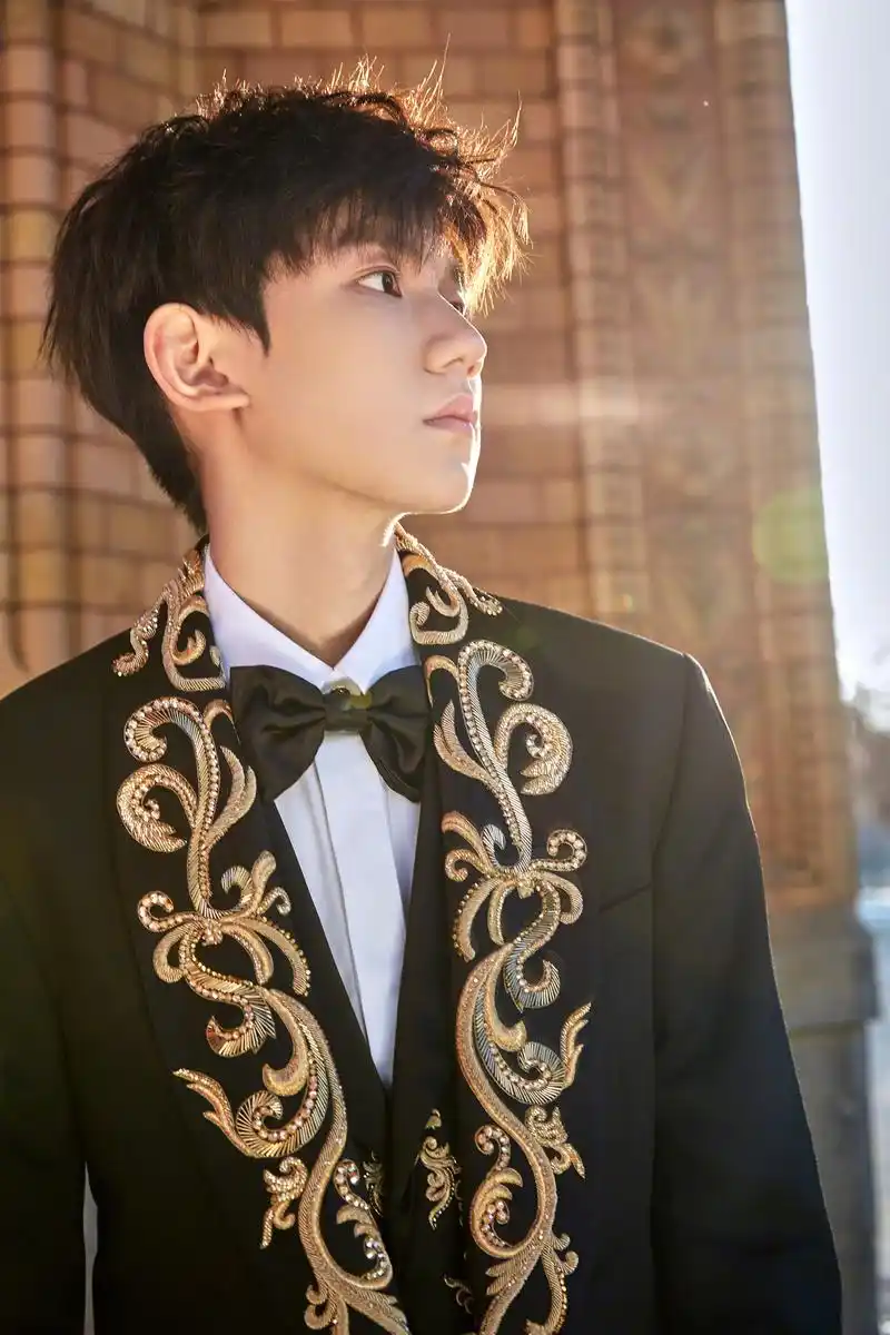 王源亮相主竞赛影片《地久天长》首映红毯,黑色巴洛克风格金属刺绣