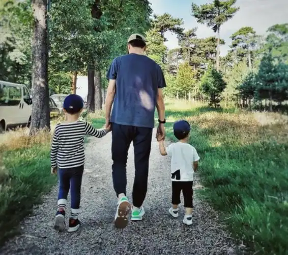 最后,再次祝靳东生日快乐,永远快乐,一家四口也继续保持幸福高糖,温馨