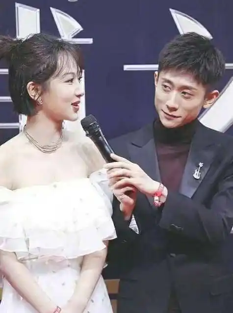 杨紫张一山参加同学聚会,女方眼眶发红似刚哭过,男方为避嫌合照都是分