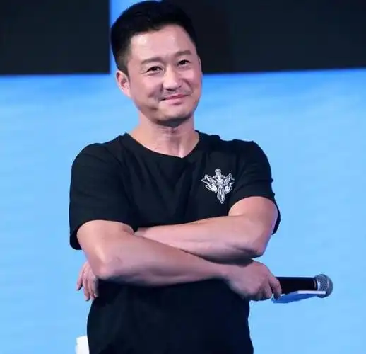 当时,吴京兴致勃勃地自我介绍时,不慎说成了:"我是闫妮的老公".