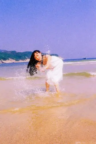 标题:赤着脚踩过沙滩