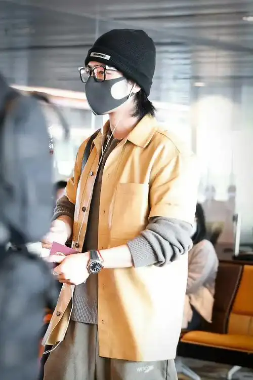 肖战鹅黄短袖皮衣##肖战机场路透##肖战