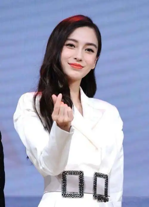 女明星"比心"手势:baby精致,杨幂可爱,赵露思却很另类