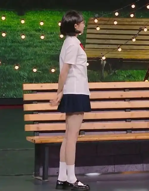 这次关晓彤上台造型是一身非常学院风的校服穿搭,一件白色衬衫短袖