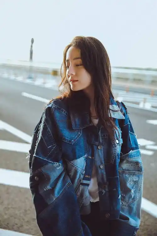 原创迪丽热巴写真开衩裙秀蝴蝶背大长腿长发飞舞星味十足