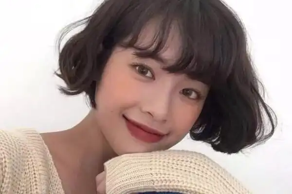 塌鼻子适合什么发型