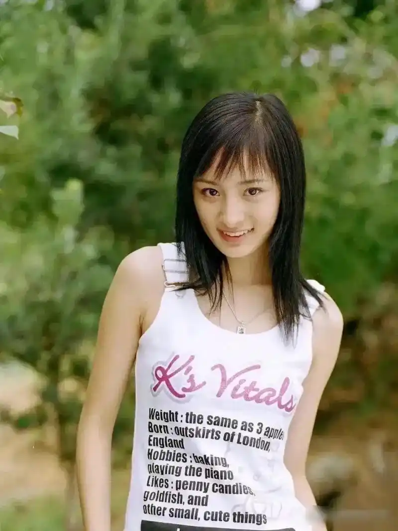 杨幂年轻时候的照片也很清纯,就是怎么长得和现在不一样了?