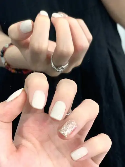不是纯白,奶油白很高级跳一个大闪片色,温柔气质款白色薄涂四层#指甲
