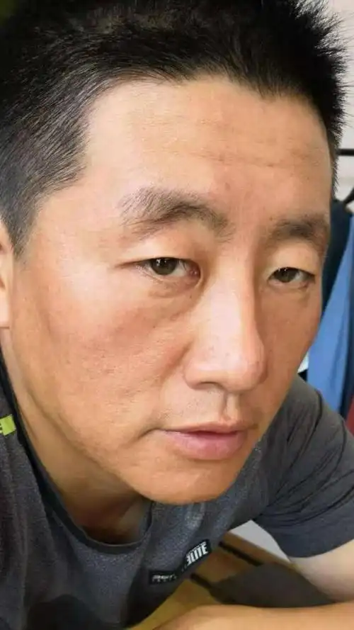 下面这位男人的照片有什么变化么?全素颜的,给上你宝贵的评价!