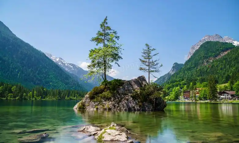 美丽的湖中小岛高清摄影图片