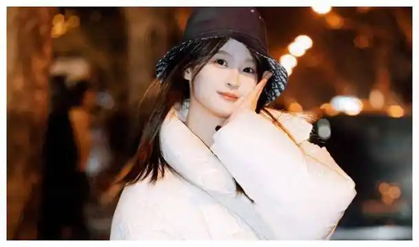 王思聪耳语太亲密陪女伴出街正牌女友独自游泰国