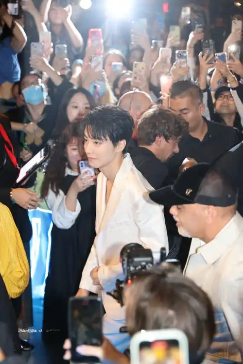 王俊凯补妆视频##王俊凯下车镜头#王俊凯帅的有点太超过了谁会不喜欢