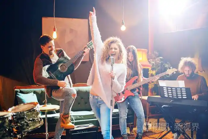 在前台女人唱歌,而其余的乐队演奏低音吉他钢琴和声学吉他.