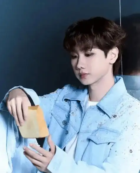 李湘晒女儿汪苏泷合影,王诗龄身高惊人,手拎包值4w却放不下手机