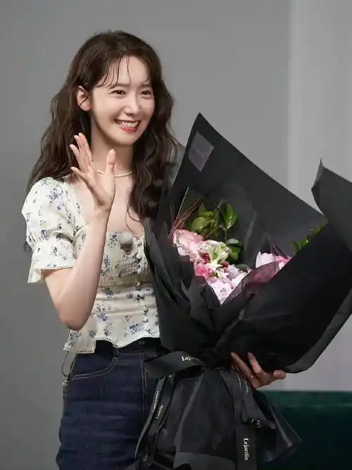 林允儿,漂亮就算了,还这么会穿又努力!_李俊昊_身材_黑色