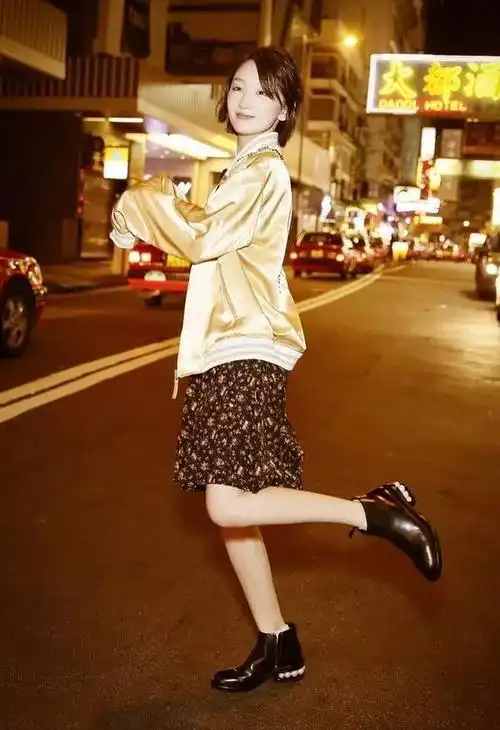 少女气质的周冬雨穿上这款圆润珍珠装饰的短靴,俏皮可爱的感觉加强了.