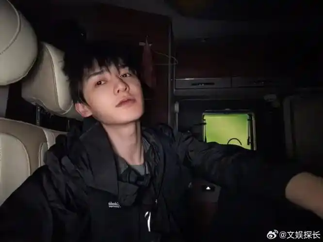 素颜出镜,满满的松弛感,被朱正廷的真诚狠狠打动了!