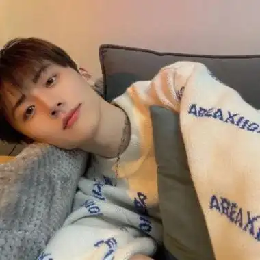 2021头像男干净帅气笑对自己的挫折的男生