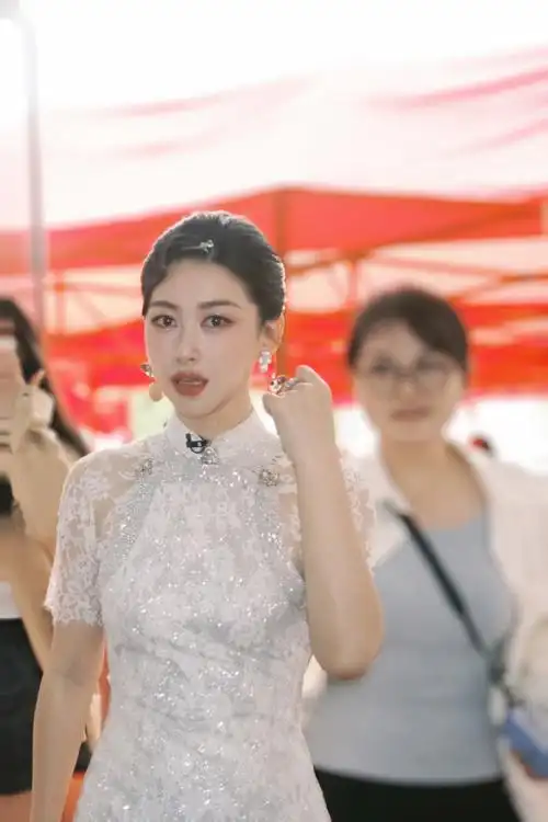 时尚日报##朱珠穿旗袍