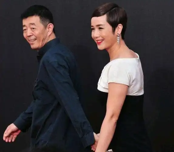 绯闻无碍!蒋雯丽携手丈夫国外聚会,秀时髦打扮笑容满面!