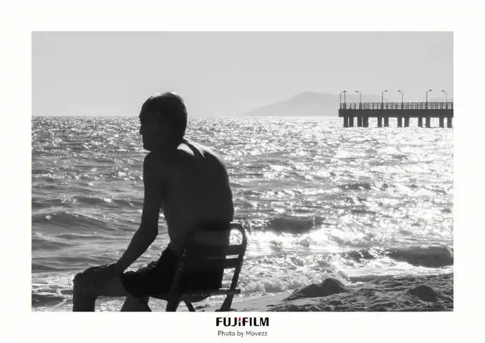 老人与海波光粼粼的夏天