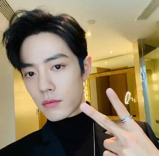 世界安利肖战#    大年初六比个7015  你还收藏了哪些小赞比耶照?