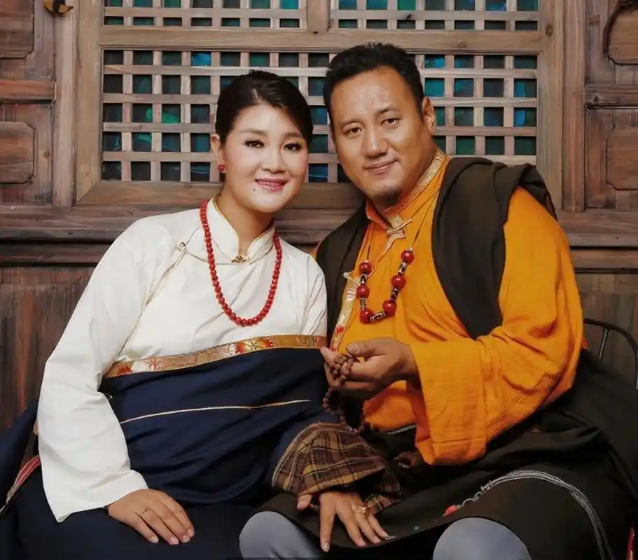 降央卓玛的老公是熟悉的他!穿一身民族风高大帅气,真嫁对人了