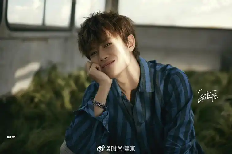 任嘉伦解锁《时尚健康》五月刊封面 少年在最爱的时节等你
