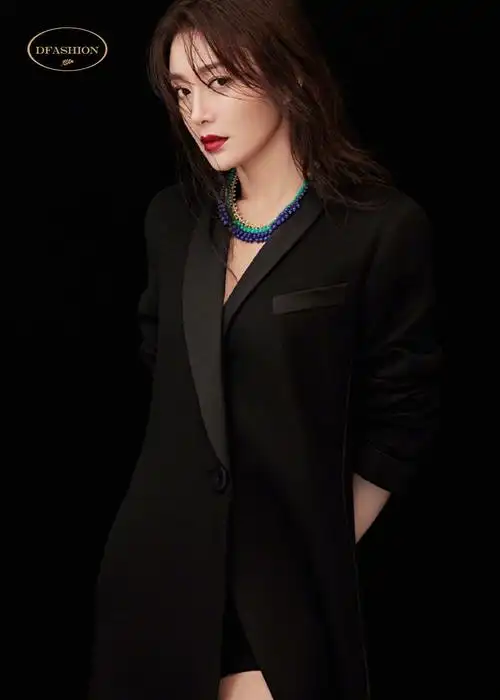 明星秦岚时尚杂志11月刊星尚摄影大片,散发独特女性魅力!