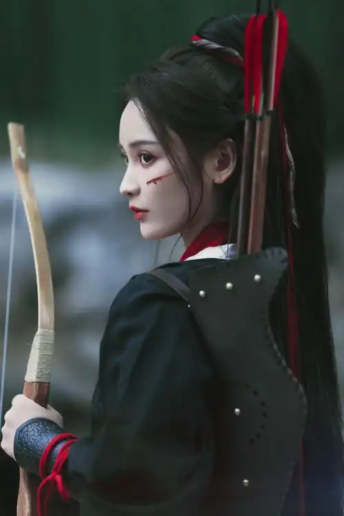 王一菲古风侠女战损写真