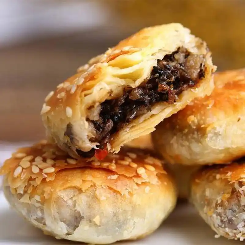 黄山烧饼,又名"蟹壳黄烧饼","救驾烧饼","皇印烧饼",是安徽徽州汉族