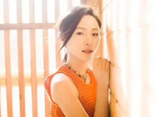 江一燕西装短裙出席活动,裙边太短频繁用手遮.网友:别捂不怕