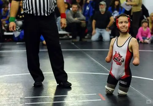 没有四肢的小小摔角手