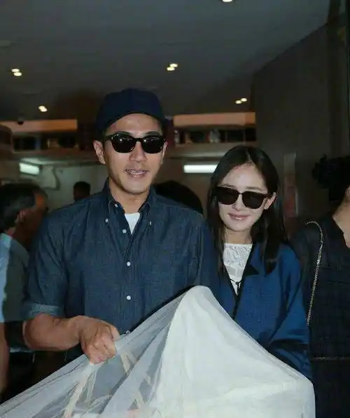 杨幂不显怀,刘诗诗会遮挡,看到唐艺昕的,怕不是快生了吧_外界_肚子