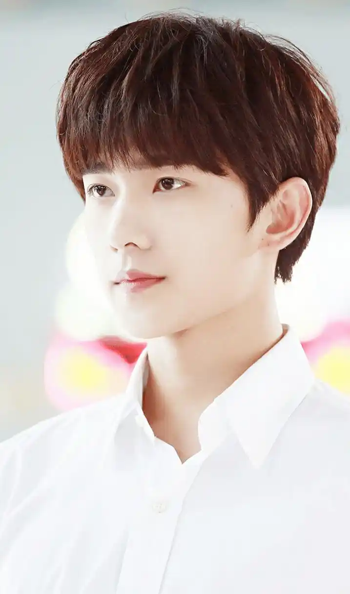 杨洋现在挑选合作对象时,更看重对方的咖位和实力  2.