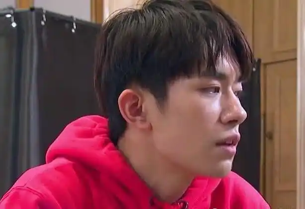 易烊千玺不化妆上镜头,高清镜头下露出"大黑头",有实力没在怕