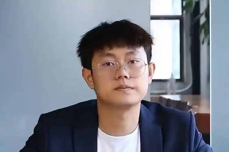 事实上,在建立自己的账号之前,刘大悦就曾多次出现在网红维维啊的视频