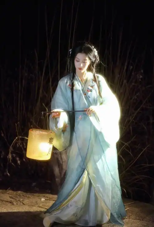 王楚然古装提灯古风美人惊艳时光与你共度佳节