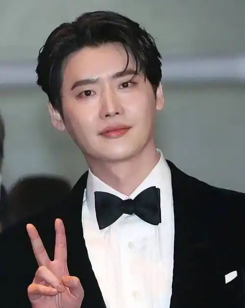 李钟硕出席活动发胖_泡菜_身体_外貌