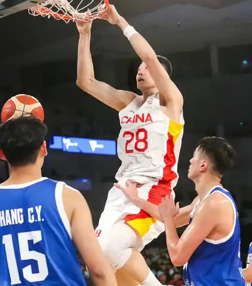 男篮近十年最强中锋!易建联排第一,现役第一人在内,一人很可惜