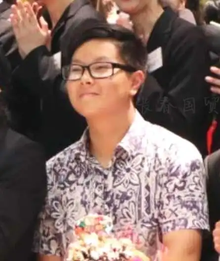 唐国强21岁儿子近照曝光 戴眼镜文质彬彬黝黑健硕