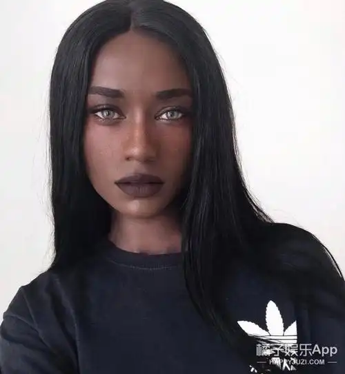 黑色的皮肤并不是完全无暇,但是上面的斑点也看起来很酷啊!