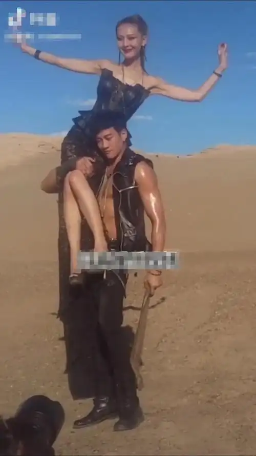 姵视频中的何润东穿着一件皮马甲,露出腹肌大秀好身材,古铜色的皮肤